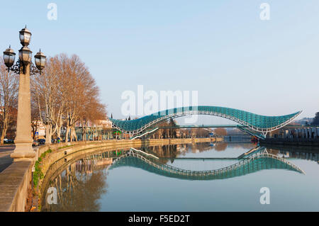 Brücke des Friedens am Fluss Mtkwari, Tiflis, Georgien, Kaukasus, Zentralasien, Asien Stockfoto