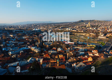 Blick auf die Stadt, Brücke des Friedens am Fluss Mtkwari, Tiflis Sameda Kathedrale und der Präsidentenpalast, Tbilisi, Georgia, Caucasus Stockfoto