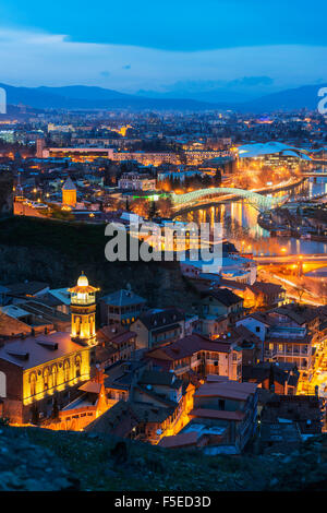 Brücke des Friedens und der öffentliche Dienst Halle Haus der Gerechtigkeit am Fluss Mtkwari, Tiflis, Georgien, Kaukasus, Zentralasien, Asien Stockfoto