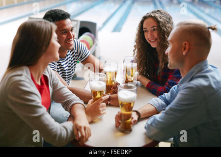 Glückliche Freunde mit Bier nach bowling Stockfoto