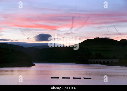 DERBYSHIRE UK - 06 Okt: Sonnenuntergang am 6. Oktober 2013 bei Ladybower Vorratsbehälter, Peak District, Derbyshire, UK Stockfoto