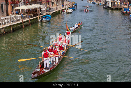 Boote, die Teilnahme an der Vogalonga erreichen den Endpunkt in Canale di Cannaregio Venedig Veneto Italien Europa ist es ein n Stockfoto