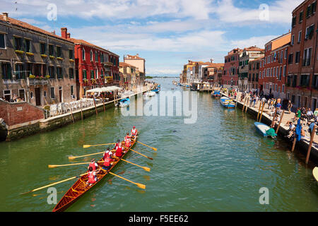 Team die Teilnahme an der Vogalonga erreichen den Endpunkt in Canale Di Cannaregio Venedig Veneto Italien Europa es ist ein Nein Stockfoto