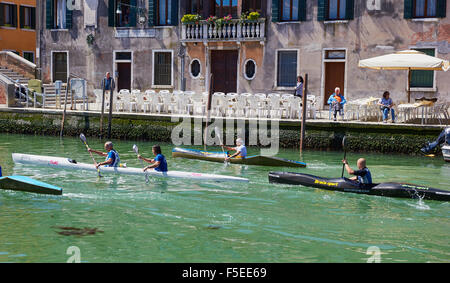 Boote, die Teilnahme an der Vogalonga Reichweite ist der Endpunkt im Canale Di Cannaregio Venedig Veneto Italien Europa es ein n Stockfoto