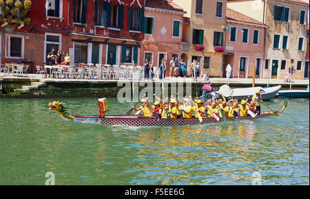 Ein Boot mit einem Drachenkopf, Teilnahme an der Vogalonga Veranstaltung Canale Di Cannaregio Venedig Veneto Italien Europa Stockfoto