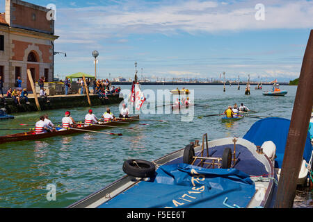 Boote, die Teilnahme an der Vogalonga Reichweite ist der Endpunkt im Canale Di Cannaregio Venedig Veneto Italien Europa es ein Nein Stockfoto