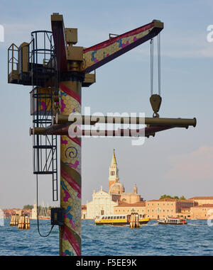 Geräte zum Heben von kleiner Booten und aus Wasser und im Hintergrund San Giorgio Maggiore Insel und Basilika Venedig Italien Stockfoto