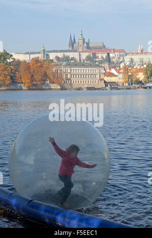 Junge im Wasser ball, Burg, Moldau, Prag, Tschechische Republik Stockfoto
