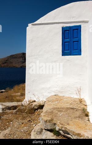 Weißes Haus mit blauen Fensterläden Stockfoto, Bild: 1490910 - Alamy