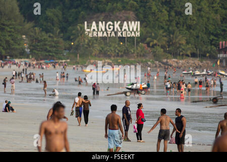 Menschen wandern entlang dem Strand in Langkawi, Malaysia Stockfoto