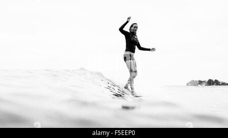 Frau Surfen, Malibu, Kalifornien, USA Stockfoto