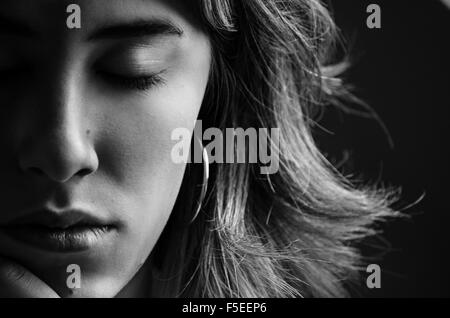 Porträt der jungen Frau mit geschlossenen Augen Stockfoto