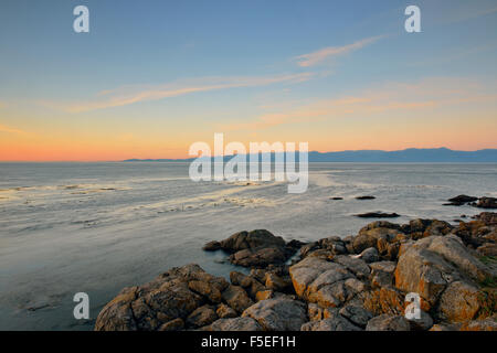 Sonnenaufgang über den Trial-Inseln von Clover Point, Victoria, Britisch-Kolumbien, Kanada Stockfoto
