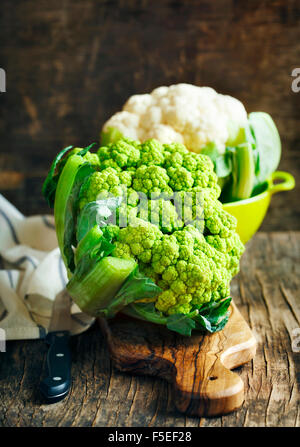 Frischer Blumenkohl auf ein Schneidbrett aus Holz Stockfoto