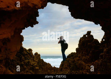 Mann mit dem Fotografieren an der Venus Bay, Australien Stockfoto