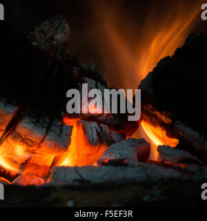 Nahaufnahme der Protokolle auf einem Feuer brennen Stockfoto