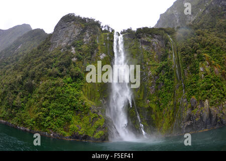 Stirling Wasserfall, Milford sound, Fiordland National Park, Neuseeland Stockfoto