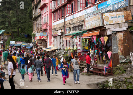 Indien, Himachal Pradesh, Shimla (Simla), Sanjauli Ridge Road, Shopper in Lakkar Basar Stockfoto