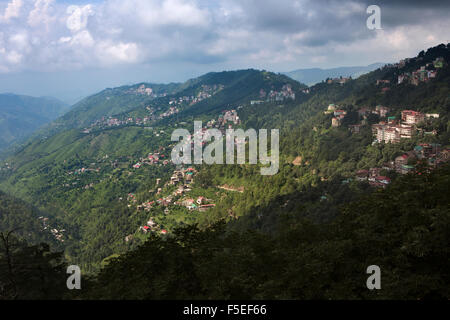 Indien, Himachal Pradesh, Shimla (Simla), neue Häuser gebaut am steilen Hang Stockfoto