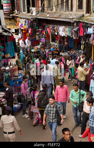 Indien, Himachal Pradesh, Shimla (Simla), untere Basar, Massen von Shopper Stockfoto