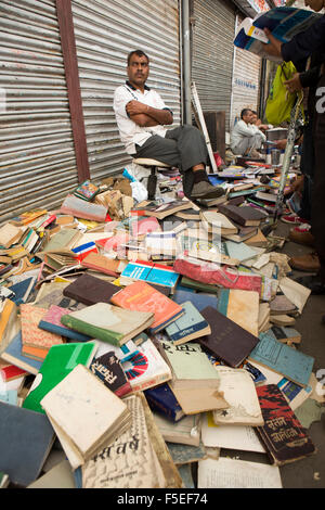 Unteren Basar, zweiter Hand Buch Stall mit Bücher gestapelt auf Boden, Shimla (Simla), Himachal Pradesh, Indien Stockfoto