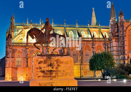 Portugal: Nächtlicher Blick auf das Kloster Santa Maria da Vitoria mit Statue von Nuno Alvares Pereira in Batalha Stockfoto