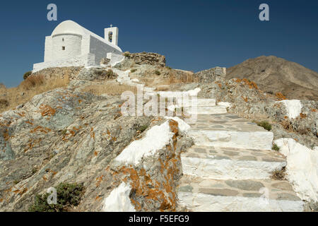 Die kleine weiße Kirche steht auf dem höchsten Punkt der Stadt von Serifos Insel, Griechenland Stockfoto