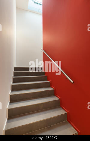 Innenraum des neuen Loft, Treppe mit roten Wand Stockfoto