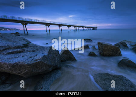 Del Petroli Brücke bei Sonnenaufgang, Barcelona, Spanien Stockfoto