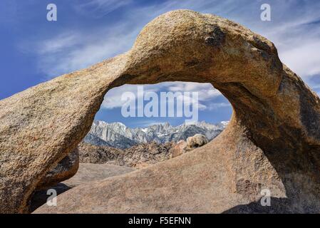 Mount Whitney gesehen von Mobius Arch, Alabama Hills, Kalifornien, USA Stockfoto