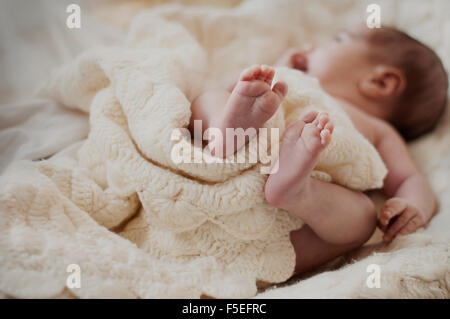 Schlafendes Baby auf Bett liegend Stockfoto