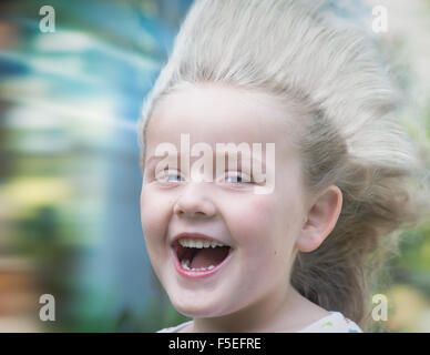 Porträt eines Mädchens mit Haaren im Wind wehen Stockfoto