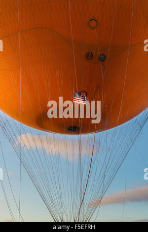 Niedrigen Winkel Ansicht der Heißluftballon Stockfoto