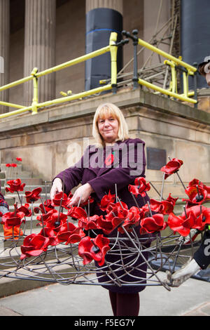 Liverpool, Vereinigtes Königreich. 3. November 2015. Stadträtin Wendy Simon besucht den Presse-Aufruf am St Georges Hall, für die Installation der ersten Keramik Mohn zum Gedenken an die gefallenen Helden der zwei Weltkriege.  Der Mohn werden wie ein Fluss Mäander auf der Treppe von St. Georges Hall drapiert werden.  Das beeindruckende Display wird abgeschlossen & für Erinnerung Sonntag am 8. November vorgestellt. Bildnachweis: Cernan Elias/Alamy Live-Nachrichten Stockfoto