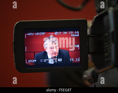 (Datei) - eine Archiv Bild datiert 22. Oktober 2015, zeigt der Präsident der "Deutsche Fussball-Bund (DFB)", der Deutsche Fußballbund, Wolfgang Niersbach, während einer Pressekonferenz im DFB Zentrale in Frankfurt am Main, Deutschland. Der Frankfurter Staatsanwaltschaft bestätigte am Dienstag 3. November, dass die Büros des DFB wurden in einer Untersuchung über die DFB-Präsident durchsucht und zwei ehemaligen Beamten, die eine Zahlung zu Fußball Welt-Dachverband FIFA mit der WM 2006. Foto: ARNE DEDERT/dpa Stockfoto