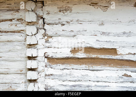 Vintage-Hintergrundtextur. Holzwand des alten Landhaus aus Protokollen mit Lehm bedeckt als eine Hintergrundtextur. Stockfoto