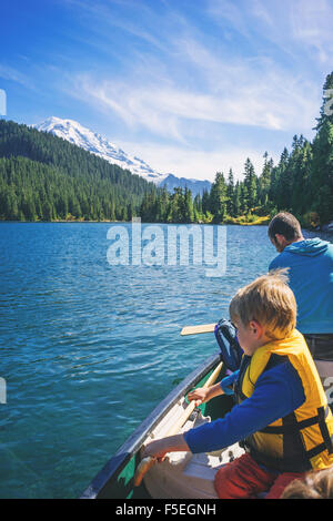 Vater und Sohn in einem Ruderboot auf einem See Stockfoto