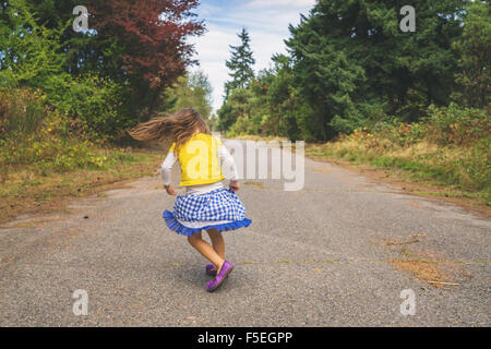 Mädchen drehte sich um auf einer Straße Stockfoto