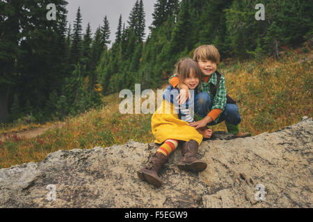 Lächelnde junge und ein Mädchen einander umarmen Stockfoto