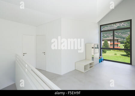 Architektur, innen modernes Haus, großes Zimmer mit Fenster Stockfoto