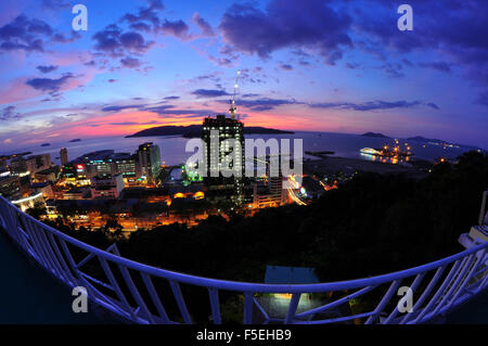 Blick auf den Sonnenuntergang von Kota Kinabalu, Sabah, Malaysia Stockfoto