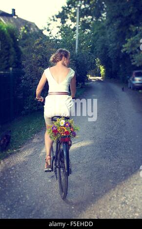 Rückansicht einer Frau auf einem Fahrrad, Vilnius, Litauen Stockfoto