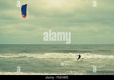 Kitesurfen im Meer Stockfoto