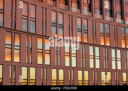 Nahaufnahme eines Gebäudes mit Sonnenuntergang spiegelt sich in windows Stockfoto