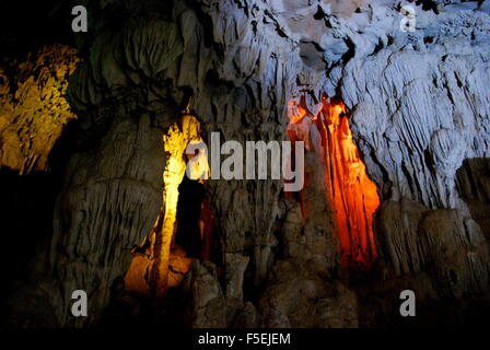 Hängen Sie die Sung Sot Grotte (Höhle der Überraschungen), Halong Bucht, Vietnam Stockfoto