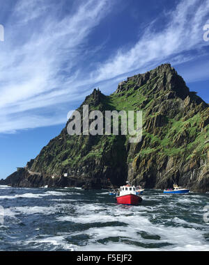 Angelboote/Fischerboote im Atlantik in der Nähe von Skellig Michael Island, Irland Stockfoto