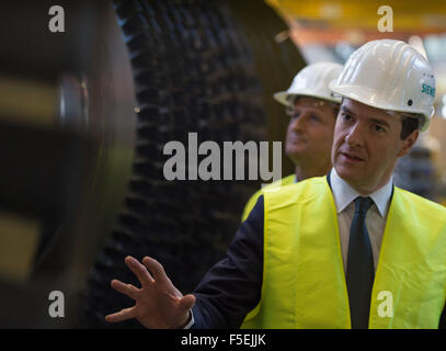 Berlin, Deutschland. 3. November 2015. Britische Schatzkanzler, George Osborne, besucht ein Fertigungswerk in Berlin, Deutschland, 3. November 2015 Siemens. George Osborne ist in Deutschland treffen mit Bundesfinanzminister Wolfgang Schäuble, Großbritanniens Anforderungen für ein neues Abkommen mit der EU zu erklären. Foto: Soeren Stache/Dpa/Alamy Live News Stockfoto