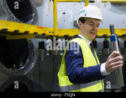 Berlin, Deutschland. 3. November 2015. Britische Schatzkanzler, George Osborne, hält einen Tapere Stift in der Hand, als er ein Fertigungswerk in Berlin, Deutschland, 3. November 2015 Siemens besucht. George Osborne ist in Deutschland treffen mit Bundesfinanzminister Wolfgang Schäuble, Großbritanniens Anforderungen für ein neues Abkommen mit der EU zu erklären. Foto: Soeren Stache/Dpa/Alamy Live News Stockfoto