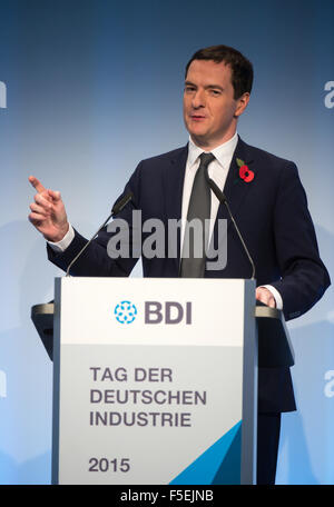 Britische Schatzkanzler, George Osborne, spricht während der "Tag der Deutschen Industrie" Event (deutsche Industrie Tag 2015), der Bundesverband der Deutschen Industrie (BDI), der Bundesverband der deutschen Industrie in Berlin, Deutschland, 3. November 2015. George Osborne ist in Deutschland treffen auch mit Bundesfinanzminister Wolfgang Schäuble, Großbritanniens Anforderungen für ein neues Abkommen mit der EU zu erklären. Rund 1.000 Vertreter der deutschen Wirtschaft und Politik sind für eine allgemeine Konferenz in Berlin zusammengekommen. Foto: Bernd von Jutrczenka/dpa Stockfoto