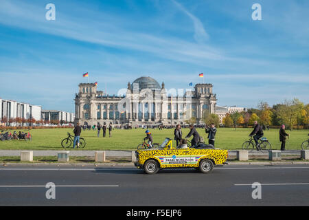 Touristen in Trabi Auto anhalten, das Reichstagsgebäude, Berlin, Deutschland, Europa anzeigen Stockfoto